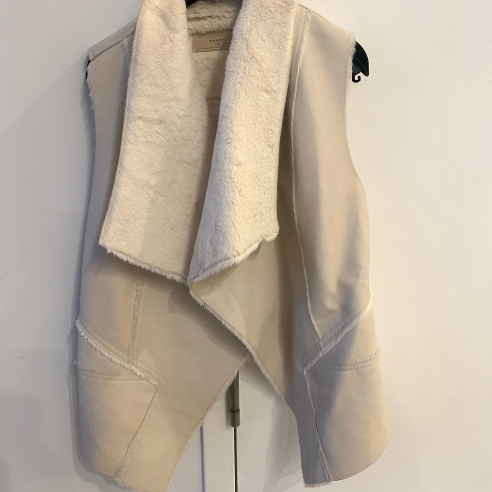 Blank faux fur vest in M
